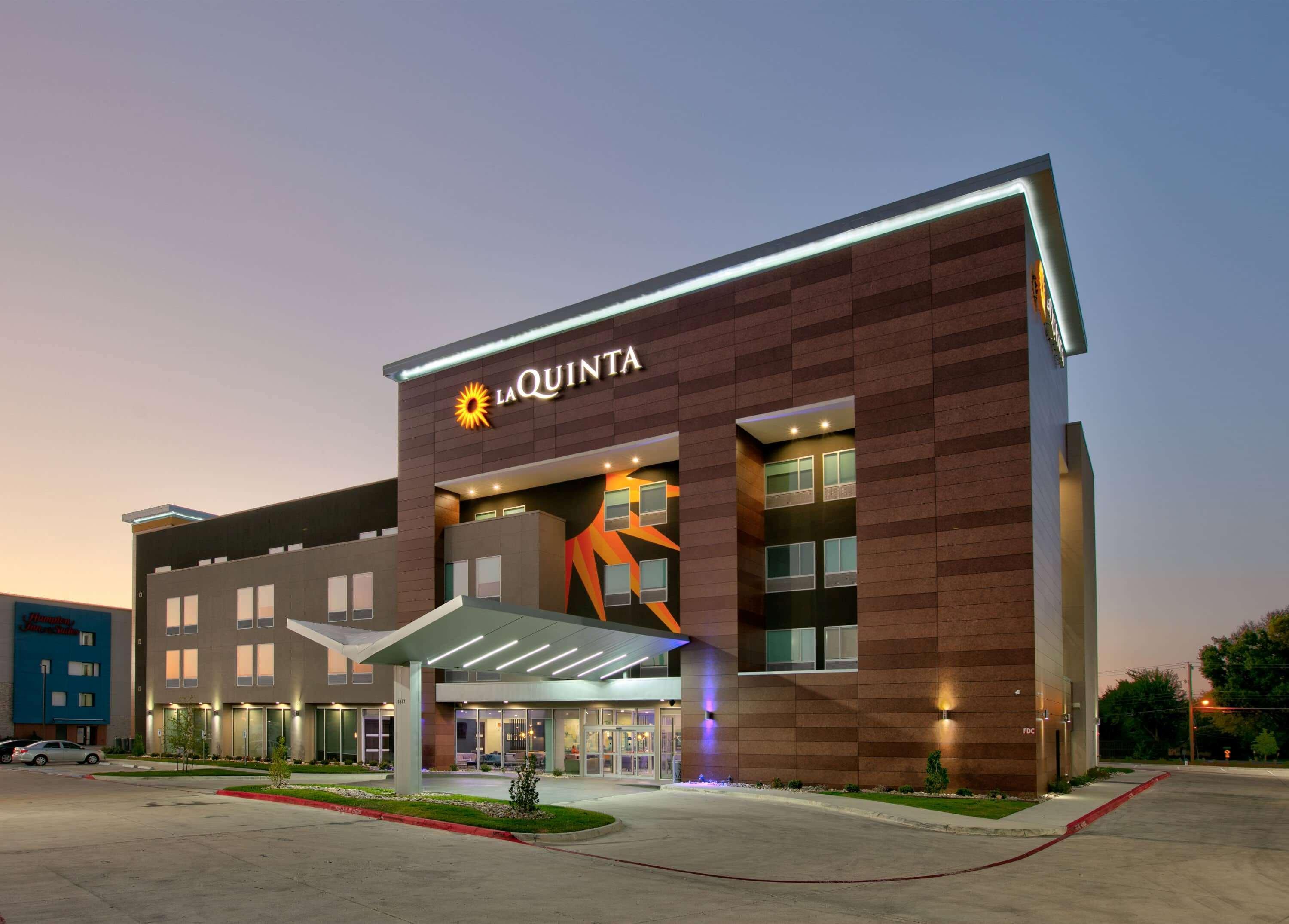 La Quinta Inn & Suites By Wyndham Dallas/Fairpark Exterior photo